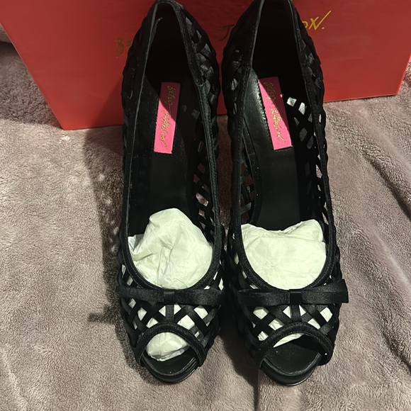 Betsey Johnson Black Lattice Ribbon Pump sz 8 - Picture 5 of 13